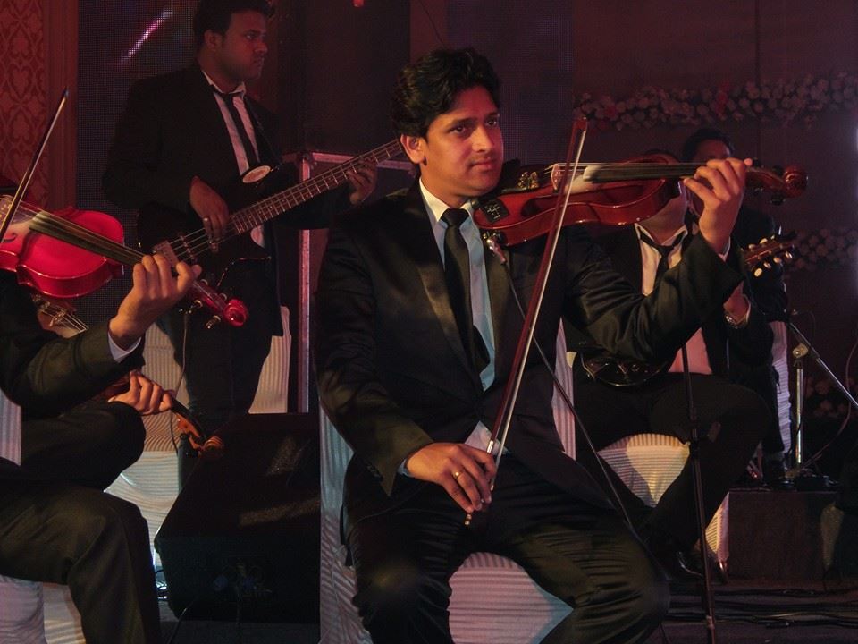 male violin player surat